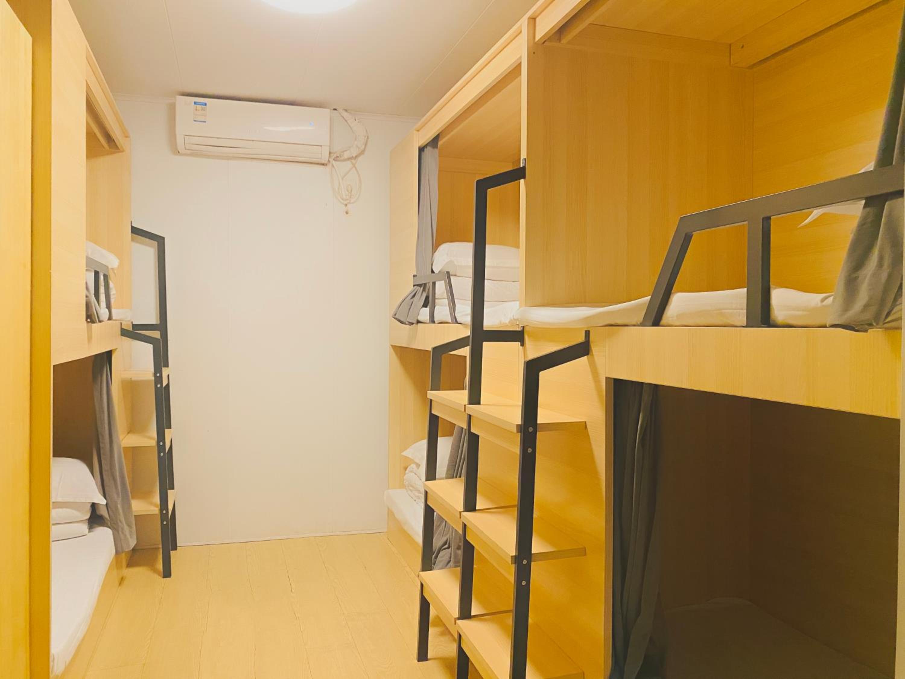 Hidden Garden Youth Hostel -Oriental Pearl &Lujiazui -Garden Social Area -Bar -Café -Free Laundry Luggage Storage -24H Front Desk -English Service