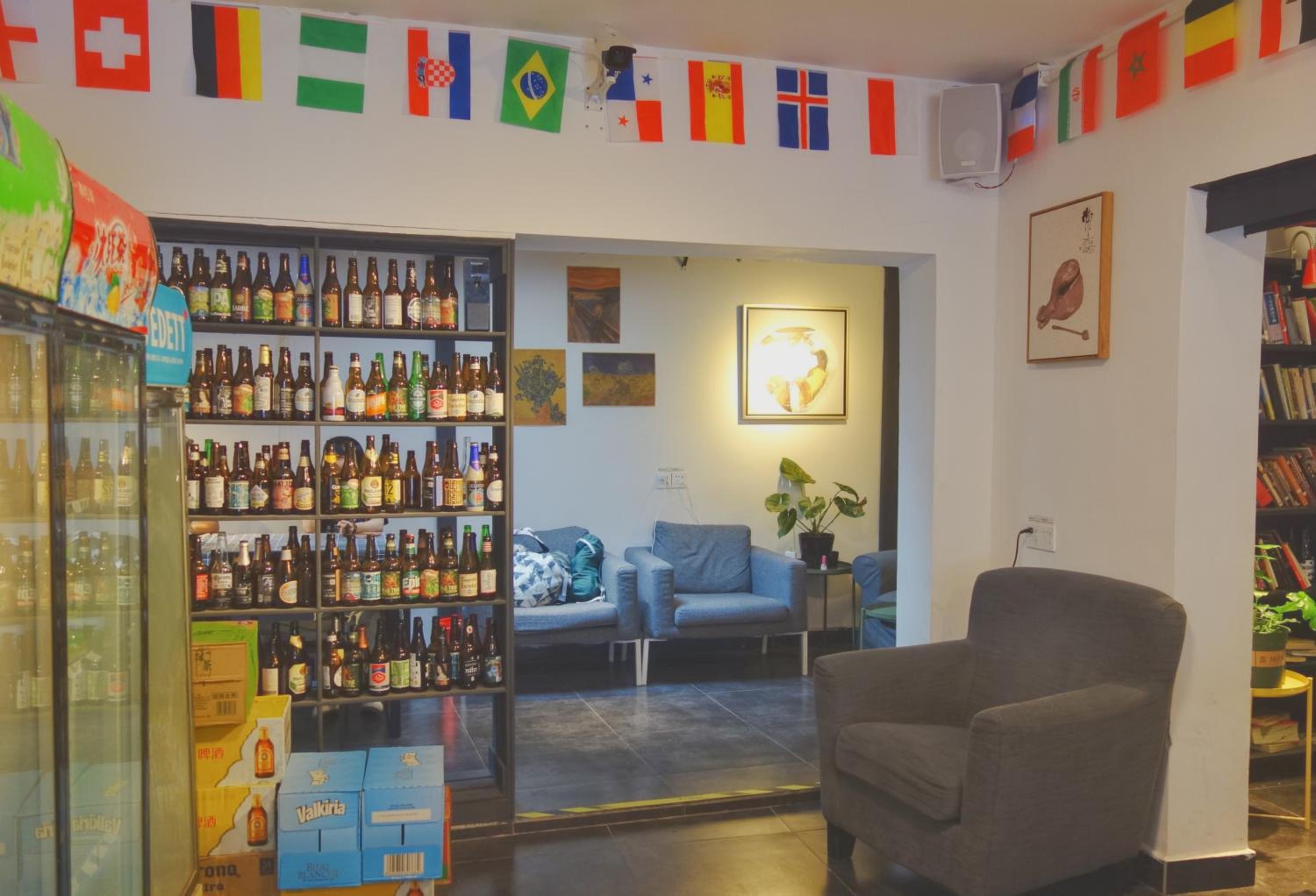 Hidden Garden Youth Hostel -Oriental Pearl &Lujiazui -Garden Social Area -Bar -Café -Free Laundry Luggage Storage -24H Front Desk -English Service