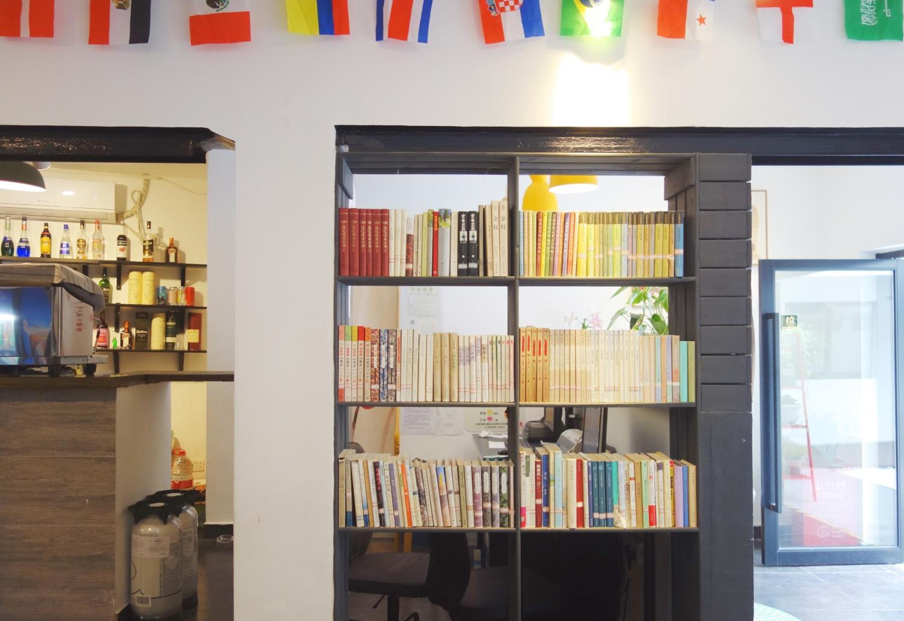 Hidden Garden Youth Hostel -Oriental Pearl &Lujiazui -Garden Social Area -Bar -Café -Free Laundry Luggage Storage -24H Front Desk -English Service