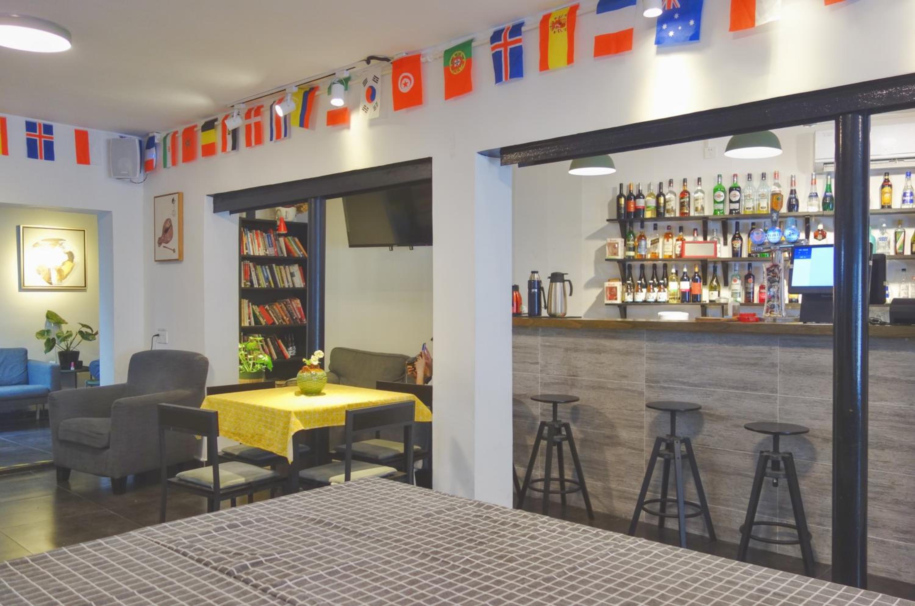 Hidden Garden Youth Hostel -Oriental Pearl &Lujiazui -Garden Social Area -Bar -Café -Free Laundry Luggage Storage -24H Front Desk -English Service