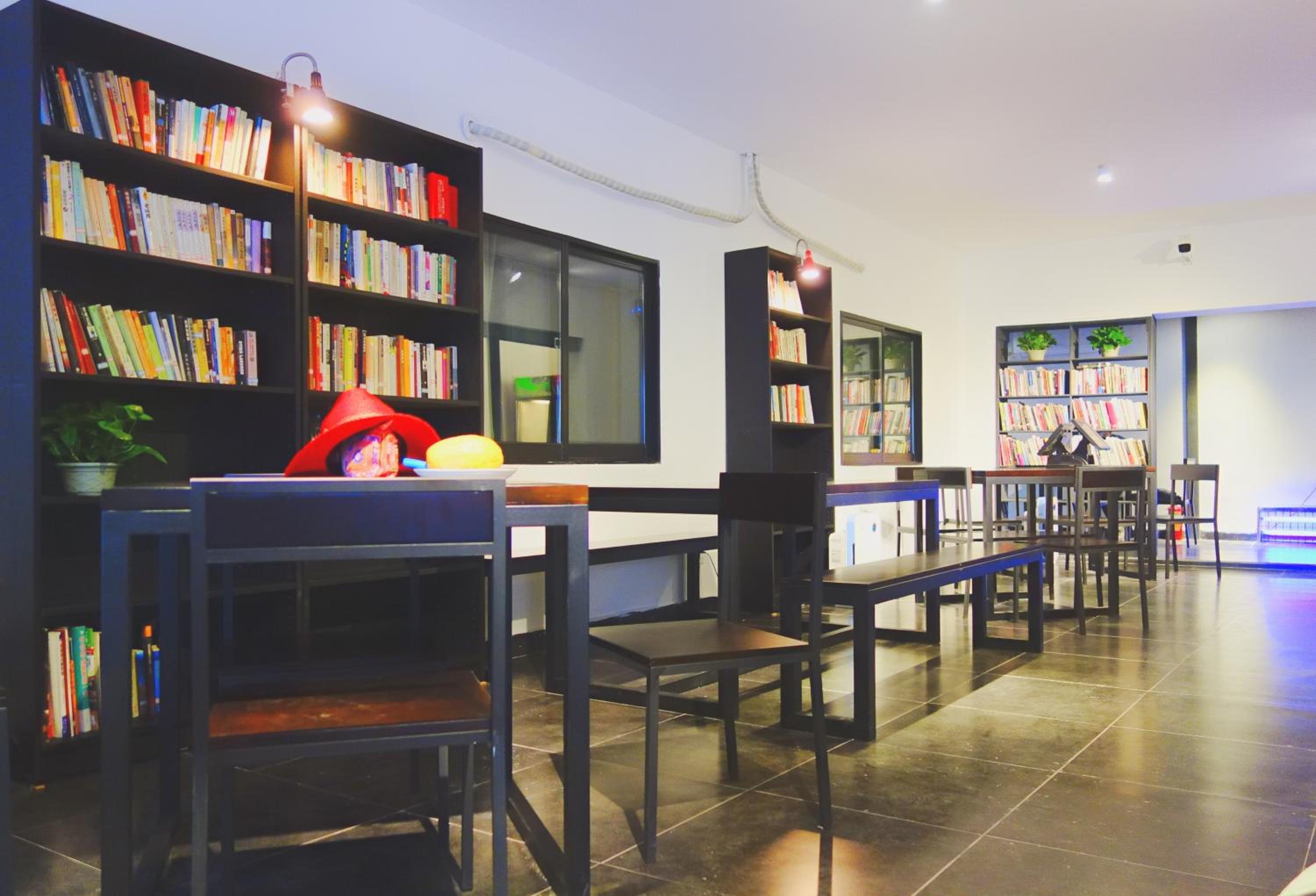 Hidden Garden Youth Hostel -Oriental Pearl &Lujiazui -Garden Social Area -Bar -Café -Free Laundry Luggage Storage -24H Front Desk -English Service