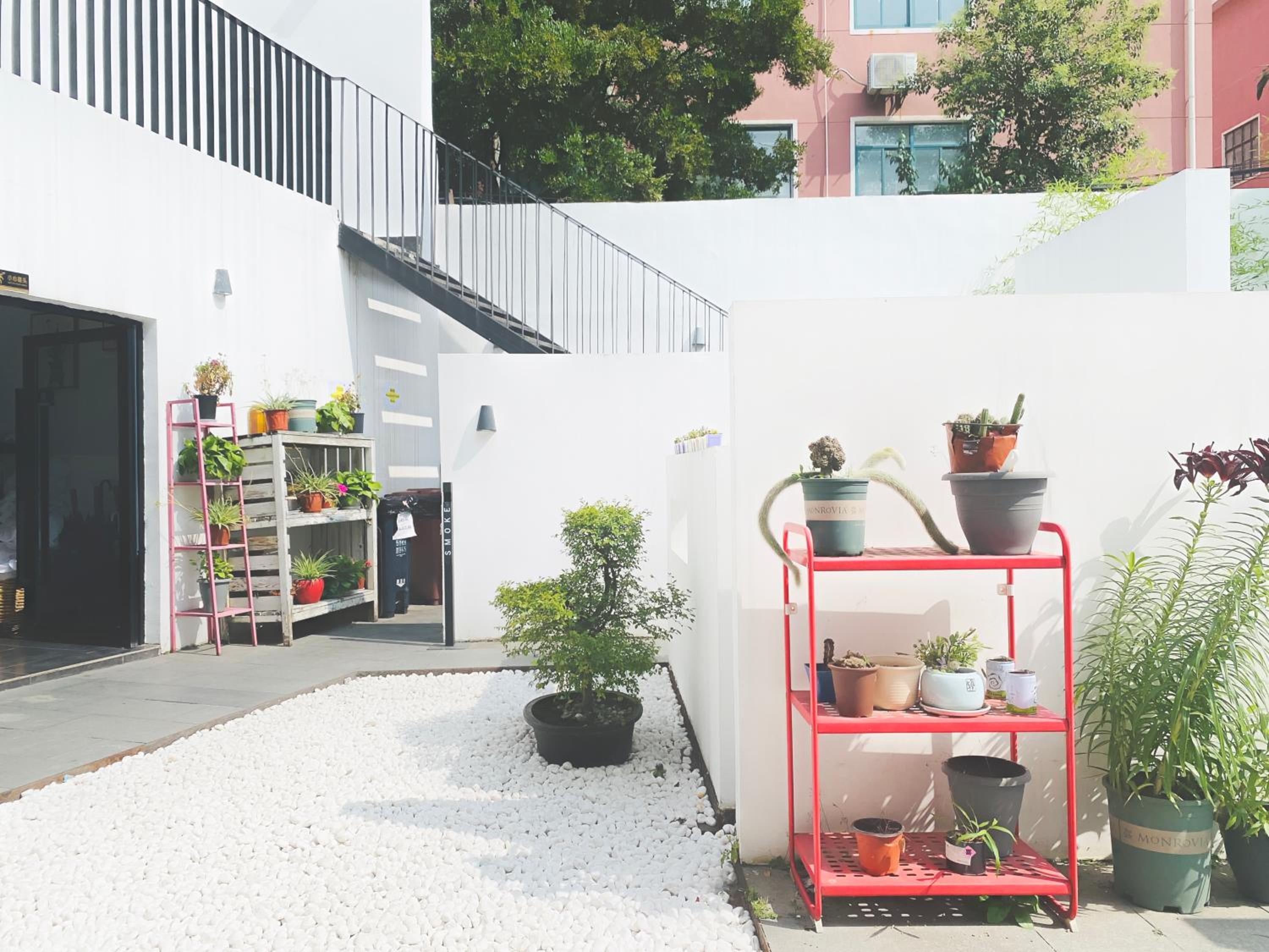 Hidden Garden Youth Hostel -Oriental Pearl &Lujiazui -Garden Social Area -Bar -Café -Free Laundry Luggage Storage -24H Front Desk -English Service