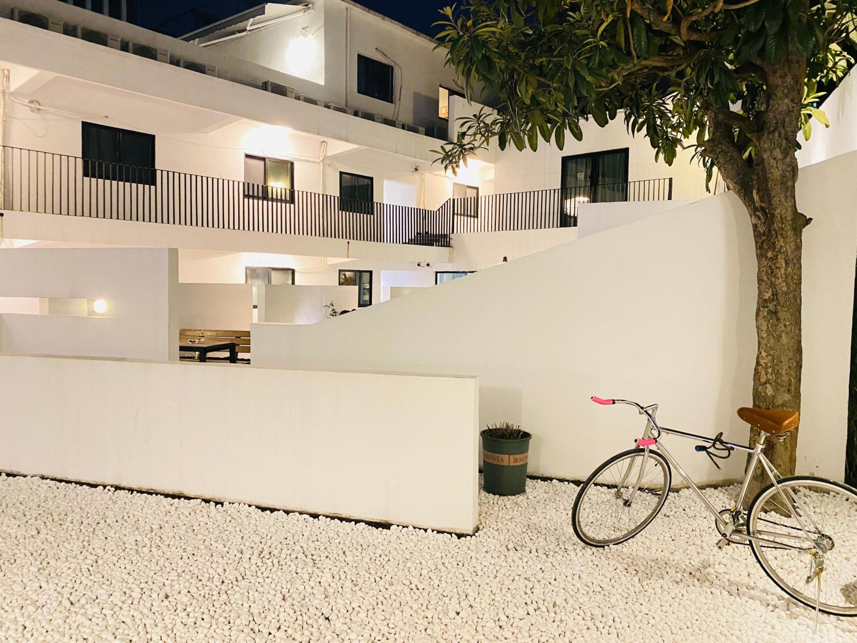 Hidden Garden Youth Hostel -Oriental Pearl &Lujiazui -Garden Social Area -Bar -Café -Free Laundry Luggage Storage -24H Front Desk -English Service
