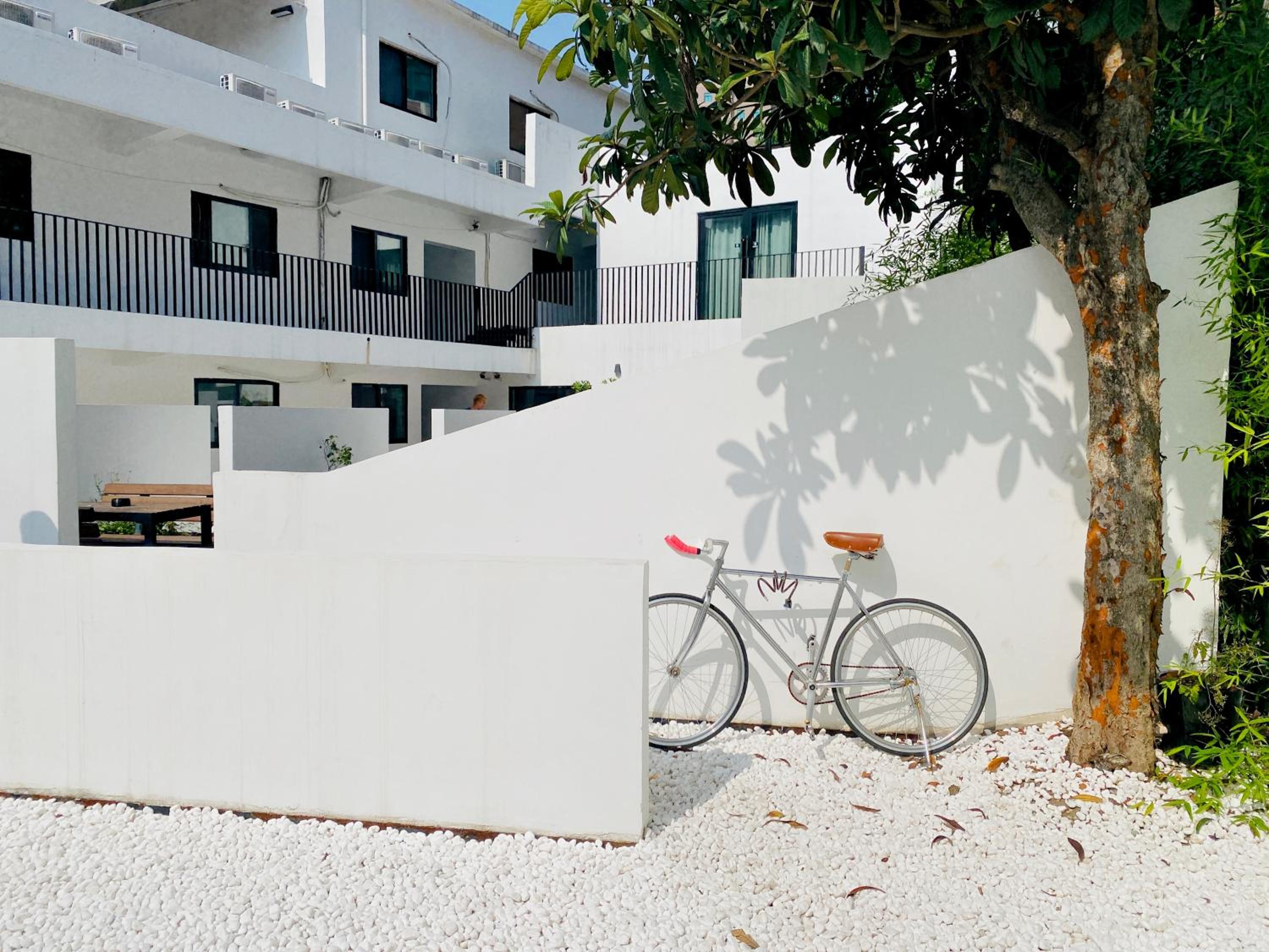 Hidden Garden Youth Hostel -Oriental Pearl &Lujiazui -Garden Social Area -Bar -Café -Free Laundry Luggage Storage -24H Front Desk -English Service