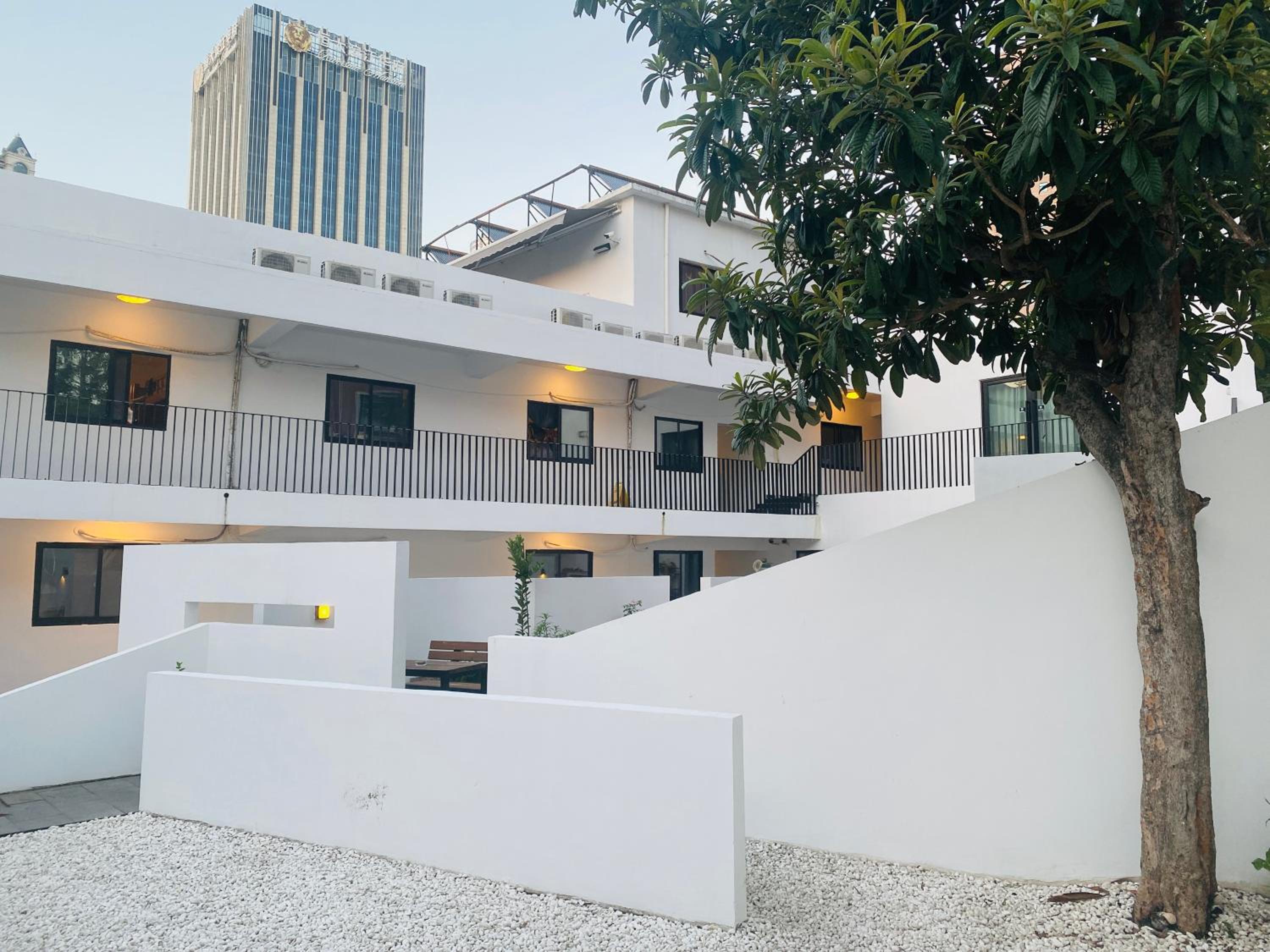Hidden Garden Youth Hostel -Oriental Pearl &Lujiazui -Garden Social Area -Bar -Café -Free Laundry Luggage Storage -24H Front Desk -English Service