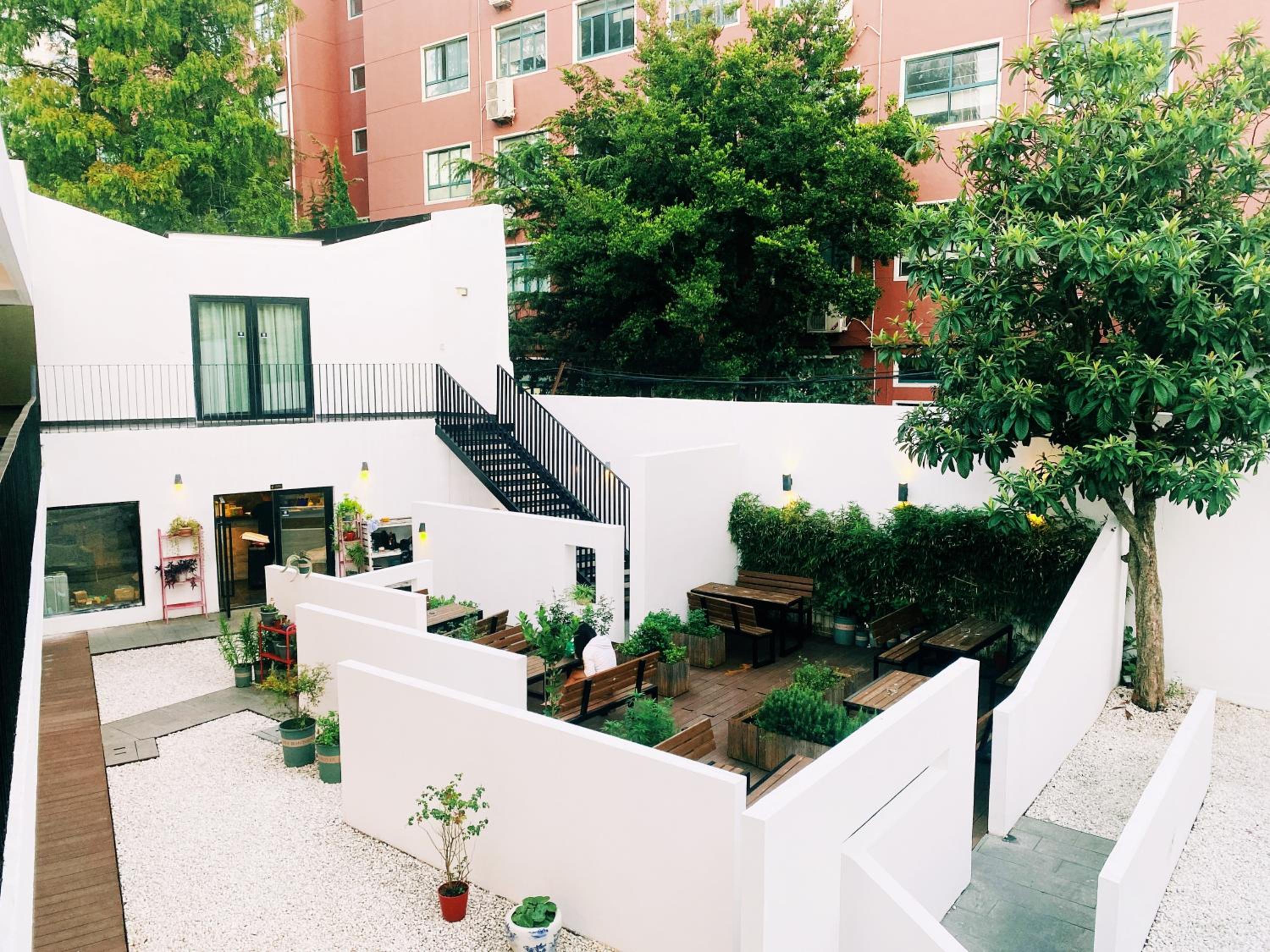 Hidden Garden Youth Hostel -Oriental Pearl &Lujiazui -Garden Social Area -Bar -Café -Free Laundry Luggage Storage -24H Front Desk -English Service