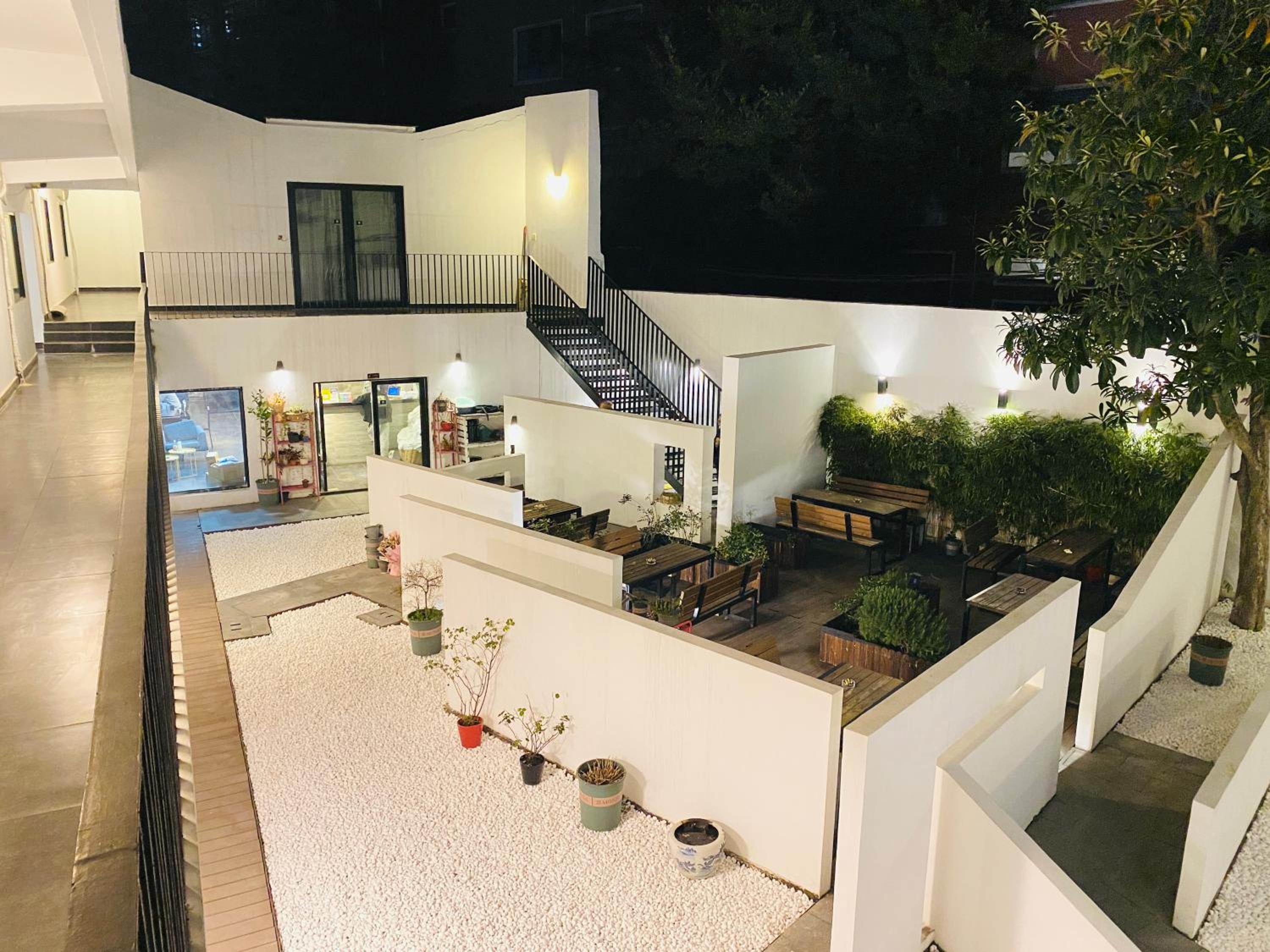 Hidden Garden Youth Hostel -Oriental Pearl &Lujiazui -Garden Social Area -Bar -Café -Free Laundry Luggage Storage -24H Front Desk -English Service