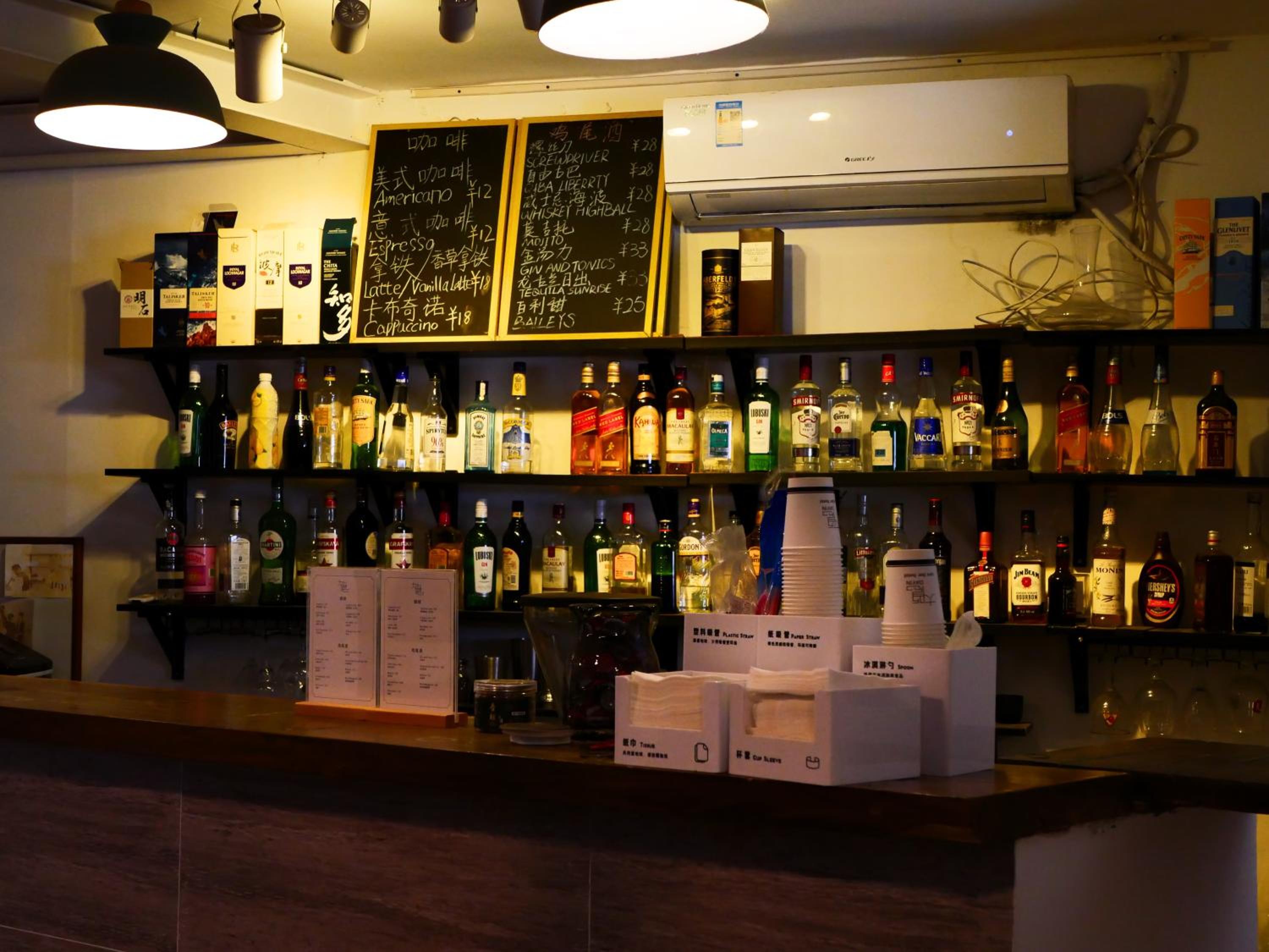 Hidden Garden Youth Hostel -Oriental Pearl &Lujiazui -Garden Social Area -Bar -Café -Free Laundry Luggage Storage -24H Front Desk -English Service