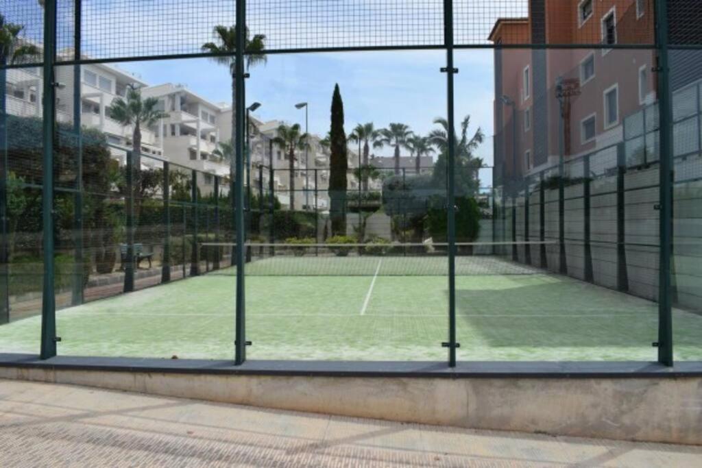 Hogar Brisa de las Marinas acogedor apartamento con amplia terraza y acceso directo a las piscinas-Comfortable apartment with spacious terrace and direct p
