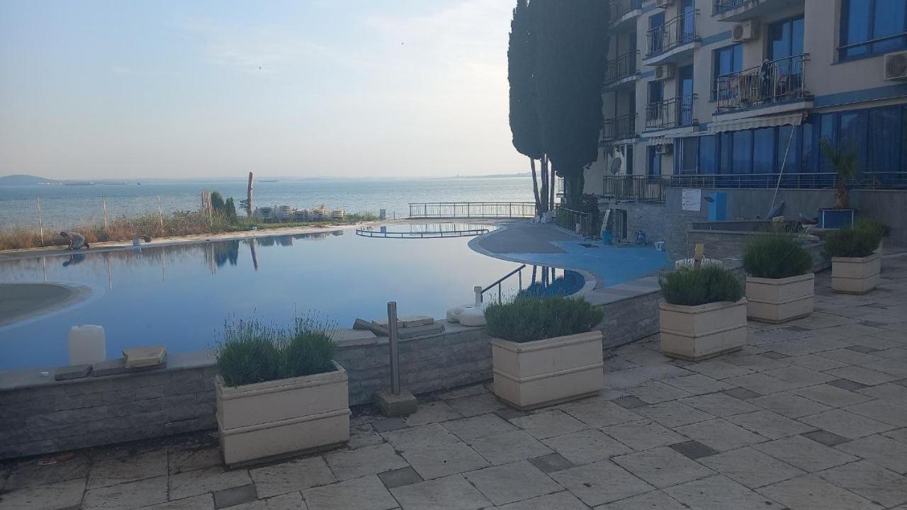 Pomorie Direkt am Pool