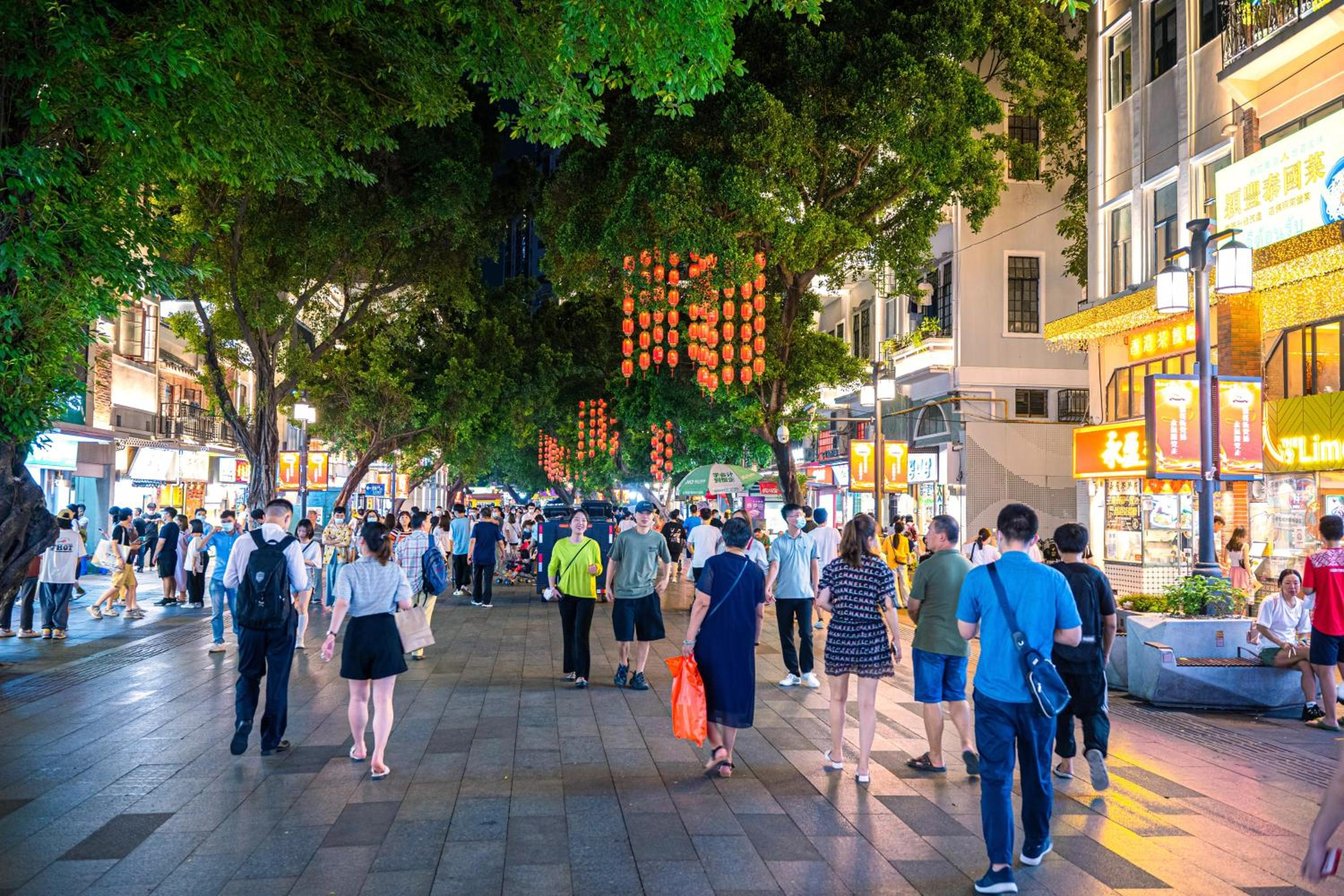 Barton International Residence Guangzhou - located in the city center adjacent to Beijing Road Pedestrian Street and Dafo Temple and close to the subway