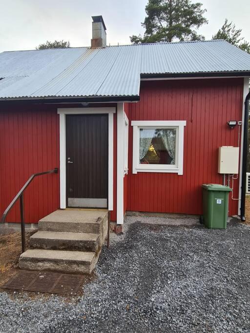 Mukavä mökki luonnon rauhassa maaseudulla.