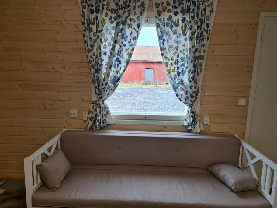 Mukavä mökki luonnon rauhassa maaseudulla.
