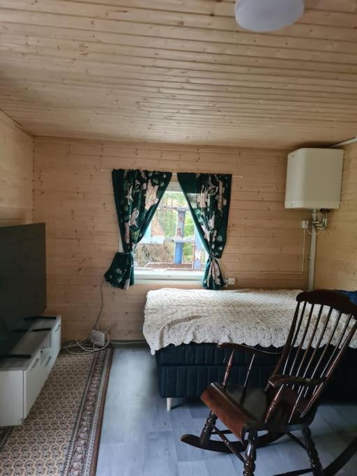 Mukavä mökki luonnon rauhassa maaseudulla.