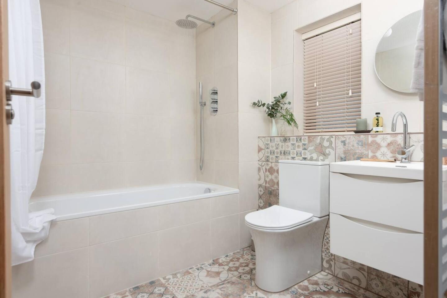 Quiet family-friendly apartment 250 metres from beach and town view 4