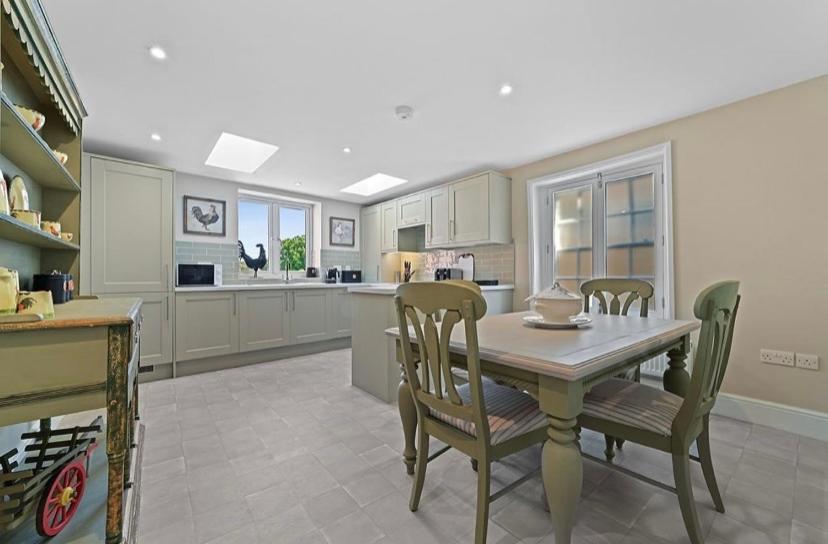 119 Flat 2 Northgate st - Stylish one bedroom apartment set within walking distance to town, spacious living space with public car park close by view 2