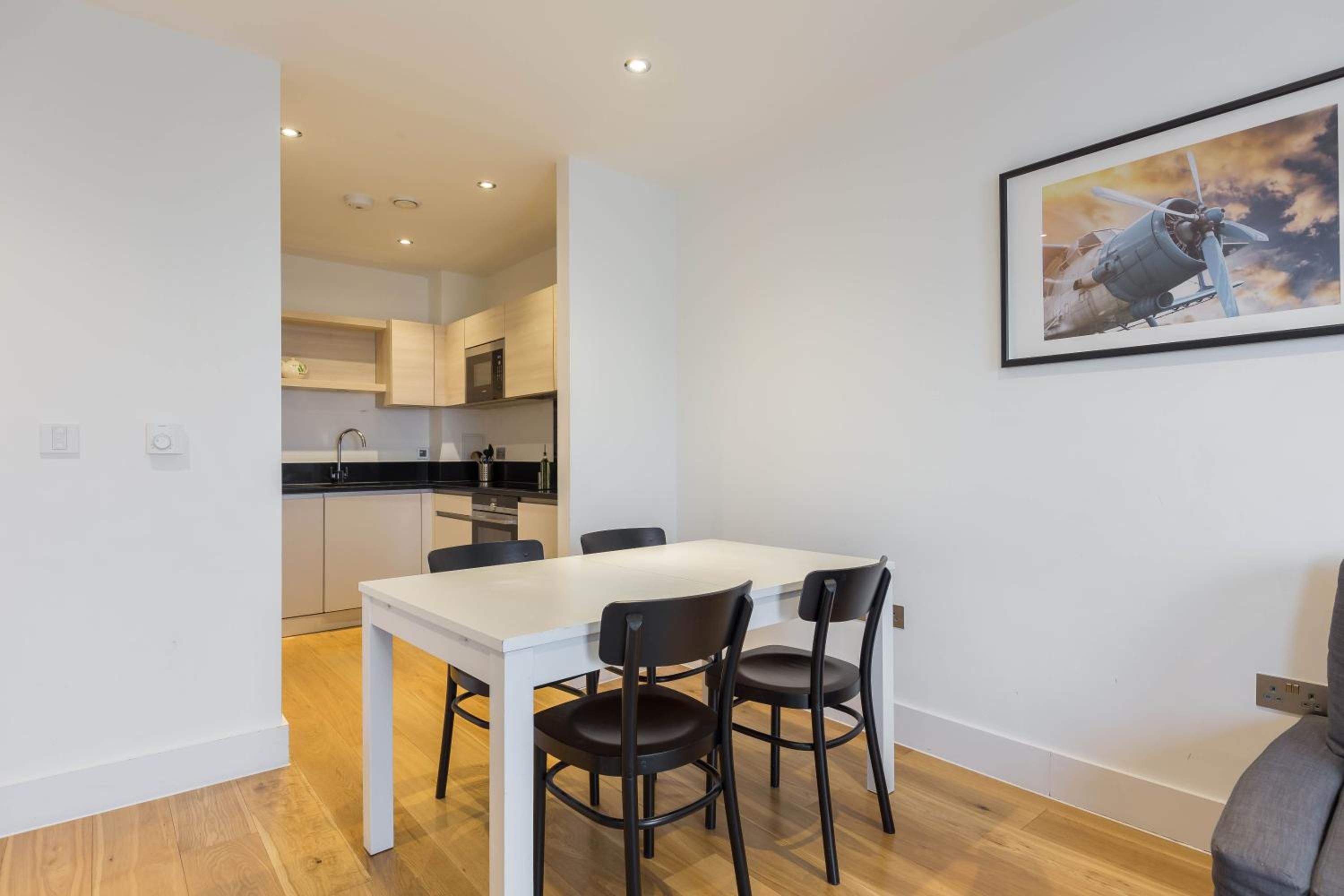 Portobello Apt with Floor-to-Ceiling Views
