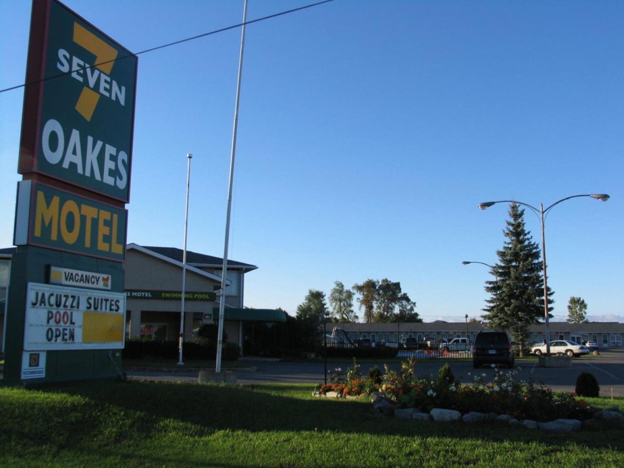 Seven Oakes Motel view 3