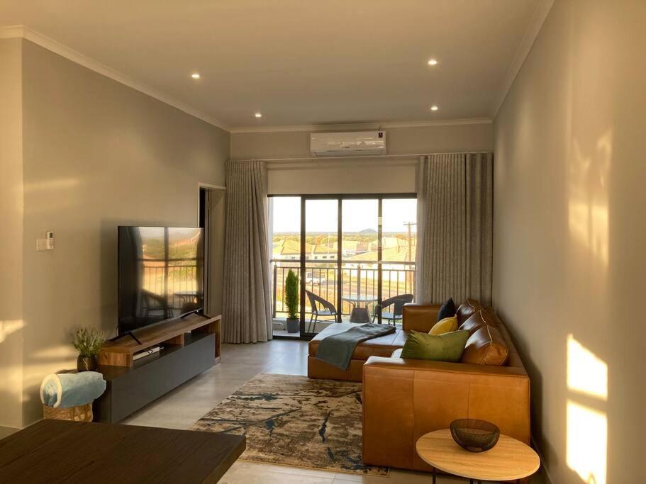 Urban Awe Apartment: Sarona City