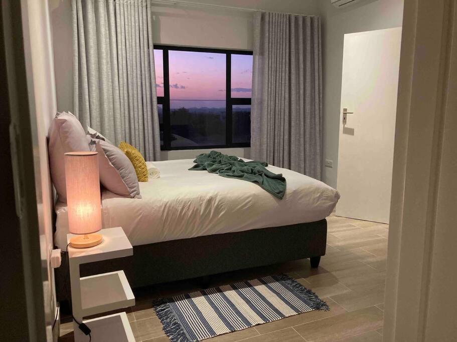 Urban Awe Apartment: Sarona City