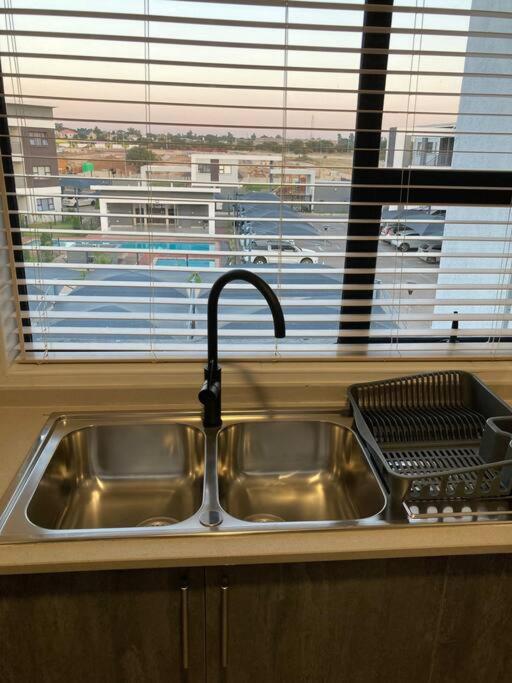 Urban Awe Apartment: Sarona City