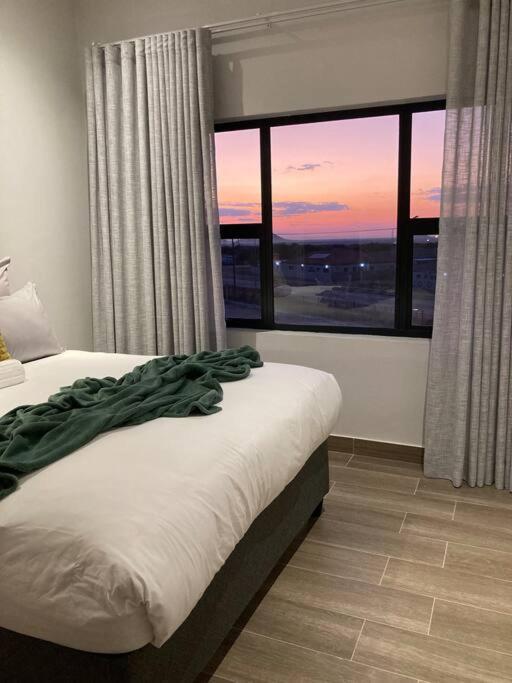 Urban Awe Apartment: Sarona City