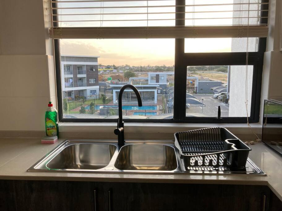Urban Awe Apartment: Sarona City