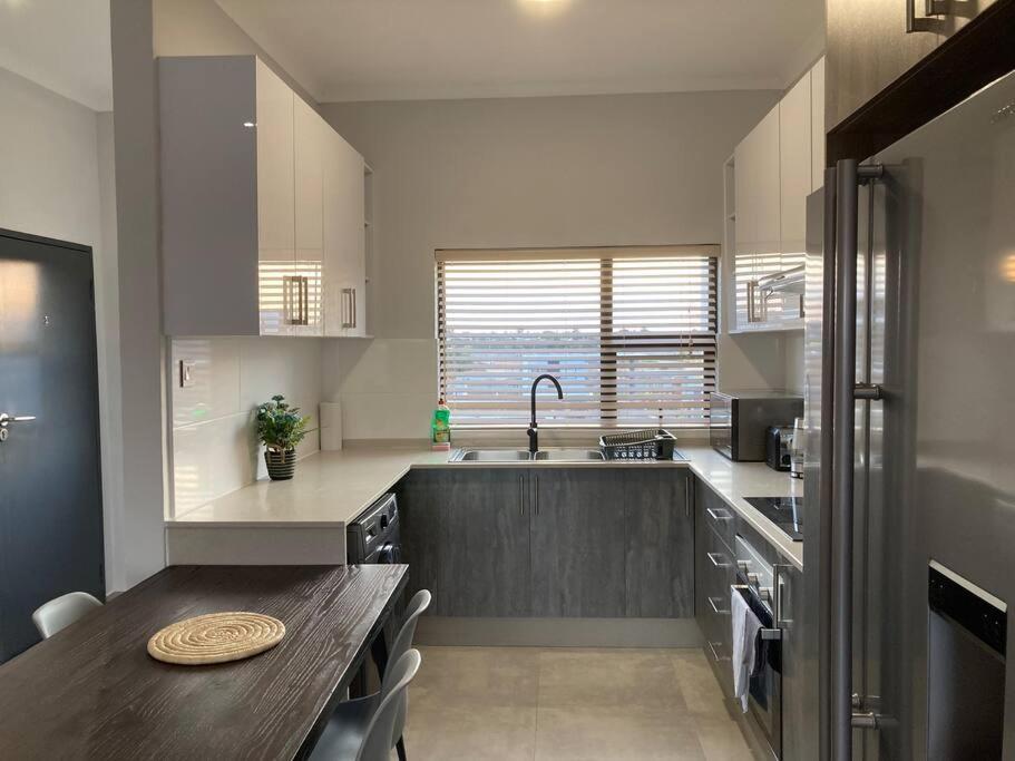 Urban Awe Apartment: Sarona City
