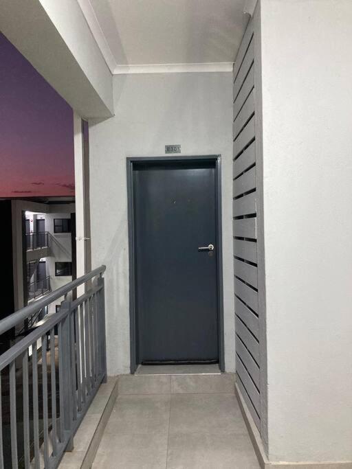 Urban Awe Apartment: Sarona City
