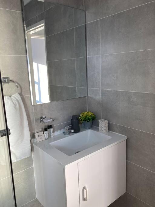 Urban Awe Apartment: Sarona City