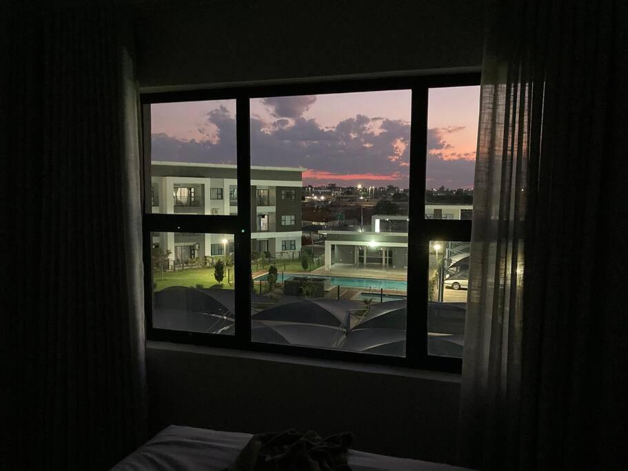 Urban Awe Apartment: Sarona City