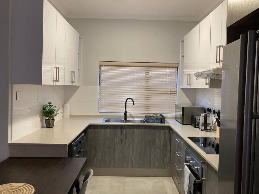 Urban Awe Apartment: Sarona City