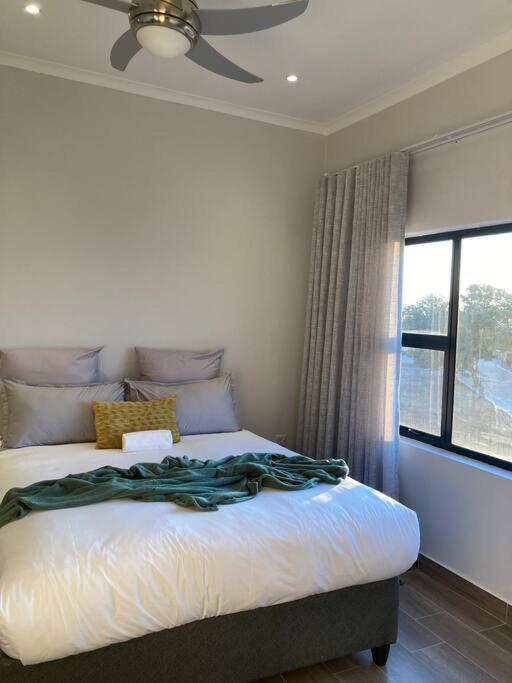 Urban Awe Apartment: Sarona City