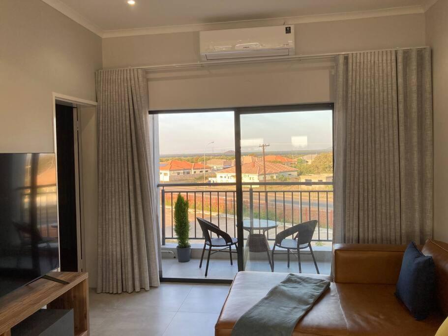 Urban Awe Apartment: Sarona City