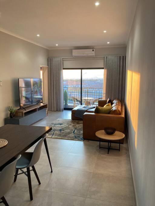Urban Awe Apartment: Sarona City