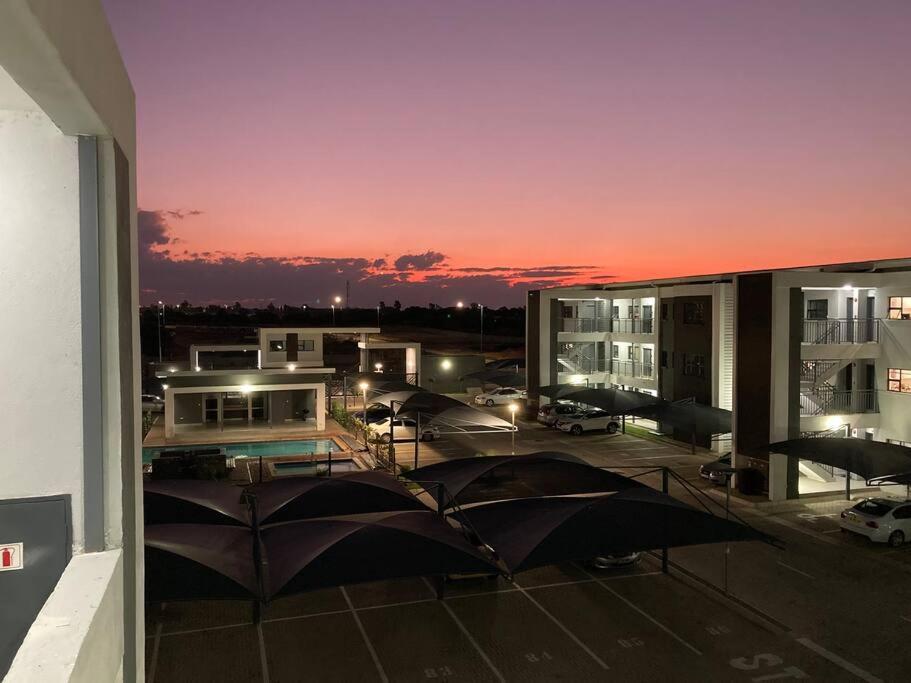 Urban Awe Apartment: Sarona City