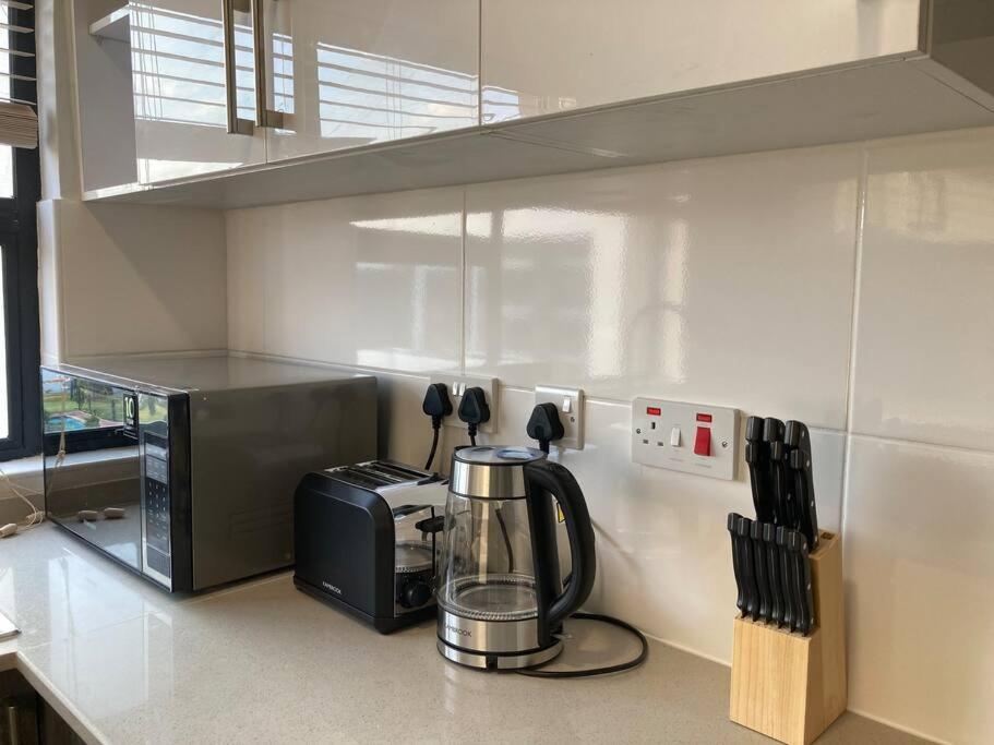 Urban Awe Apartment: Sarona City
