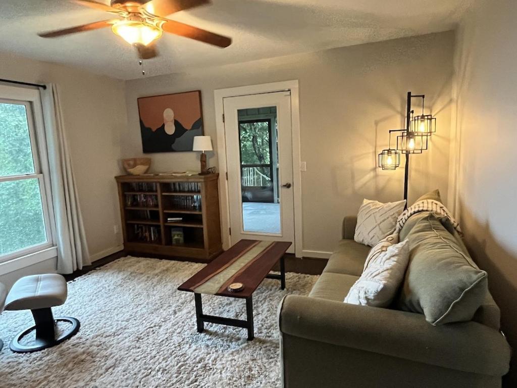 Quiet, Mountain View Escape with 40+ private acres - 3 mi from downtown Saluda view 5