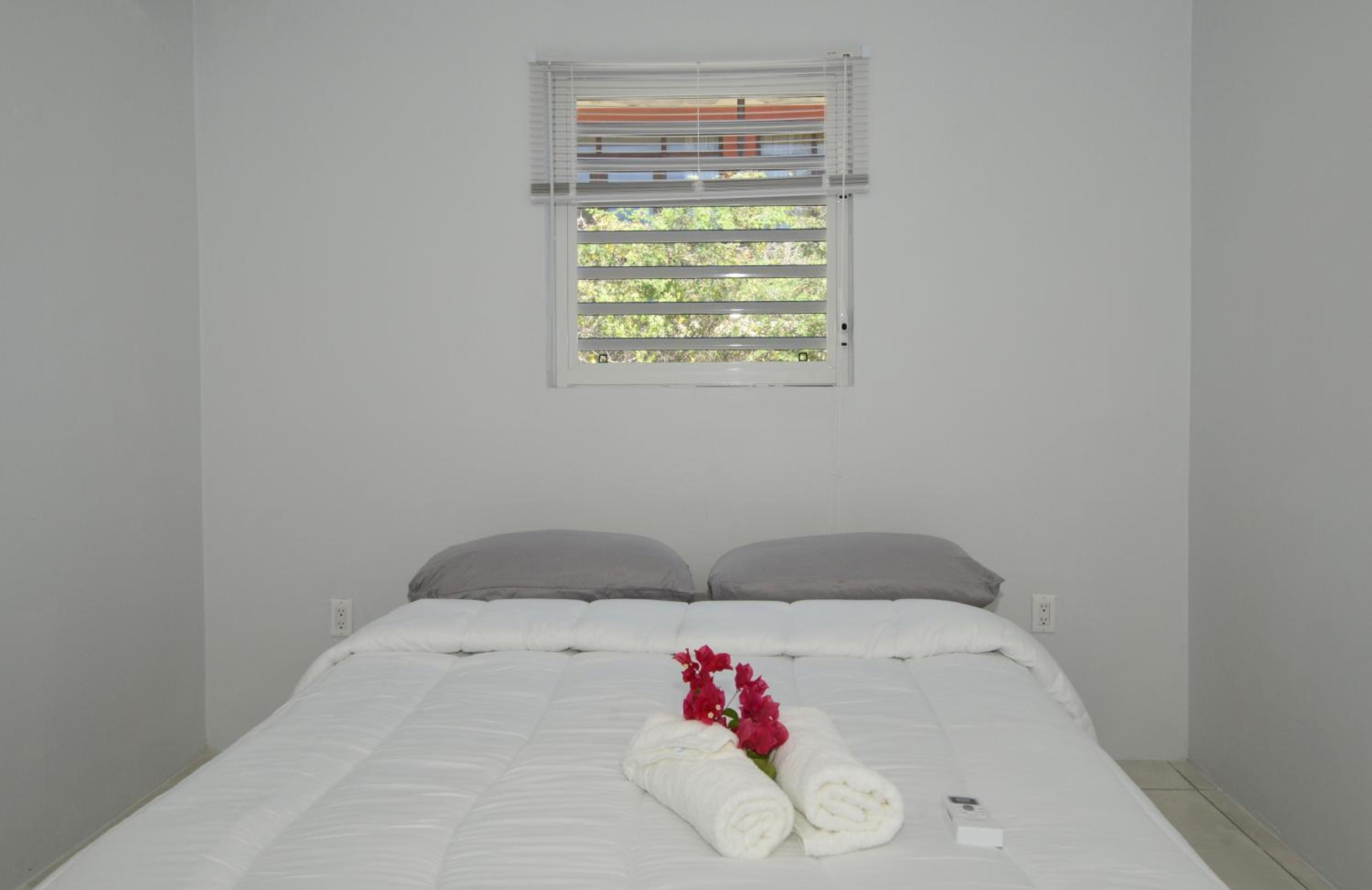 Westpunt Villa - Santirome 2BR House Near Turtle Beach