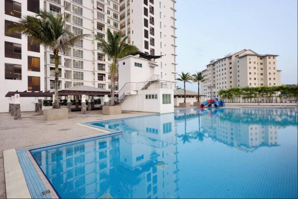 Apartment in central JB with sea view, city view, balcony, free WiFi and free parking