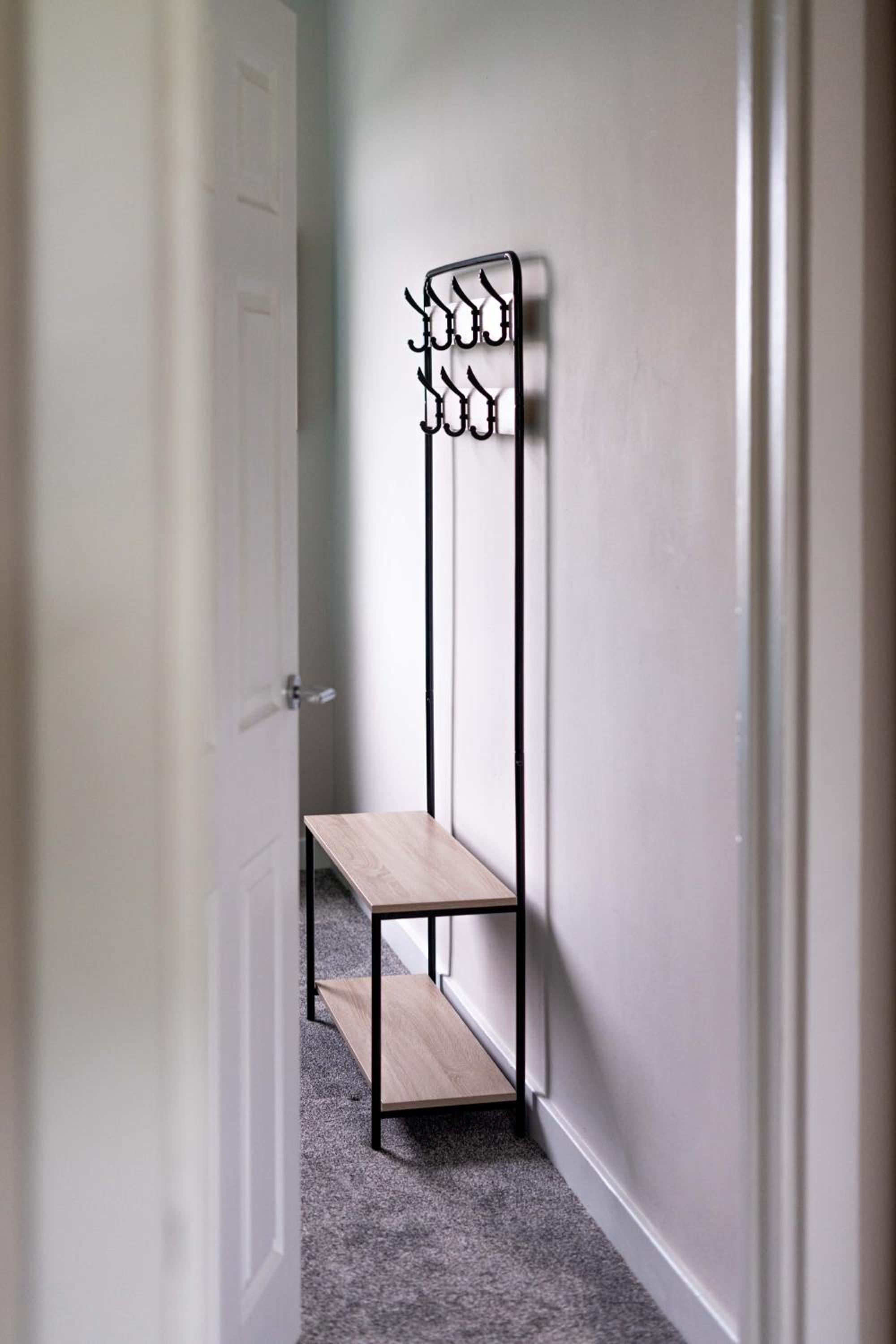 4 Bedrooms Homely House - Sleeps 6 Comfortably with 6 Double Beds,Glasgow, Free Street Parking, Business Travellers, Contractors, & Holiday-Goers, Near All view 2