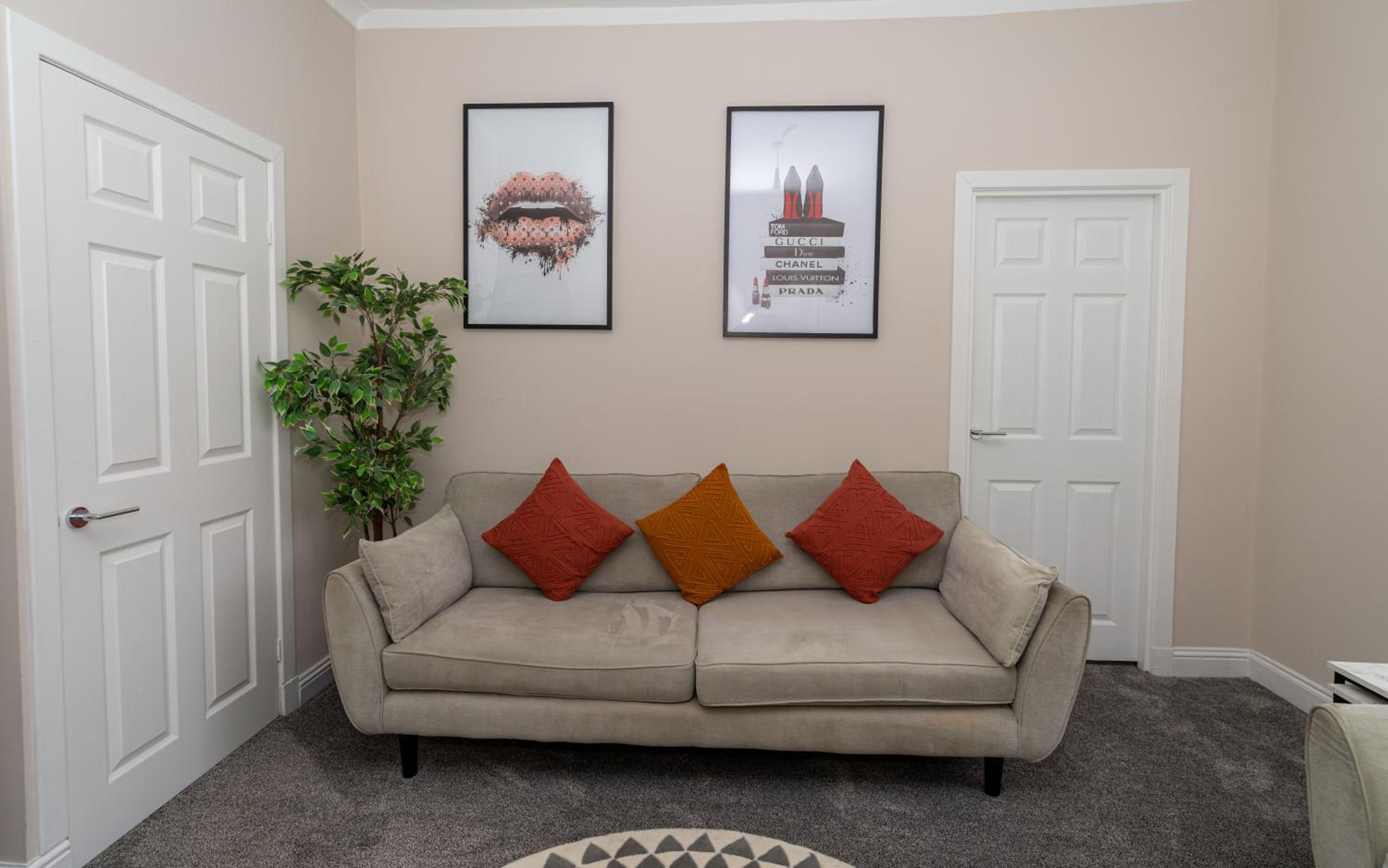 4 Bedrooms Homely House - Sleeps 6 Comfortably with 6 Double Beds,Glasgow, Free Street Parking, Business Travellers, Contractors, & Holiday-Goers, Near All view 4