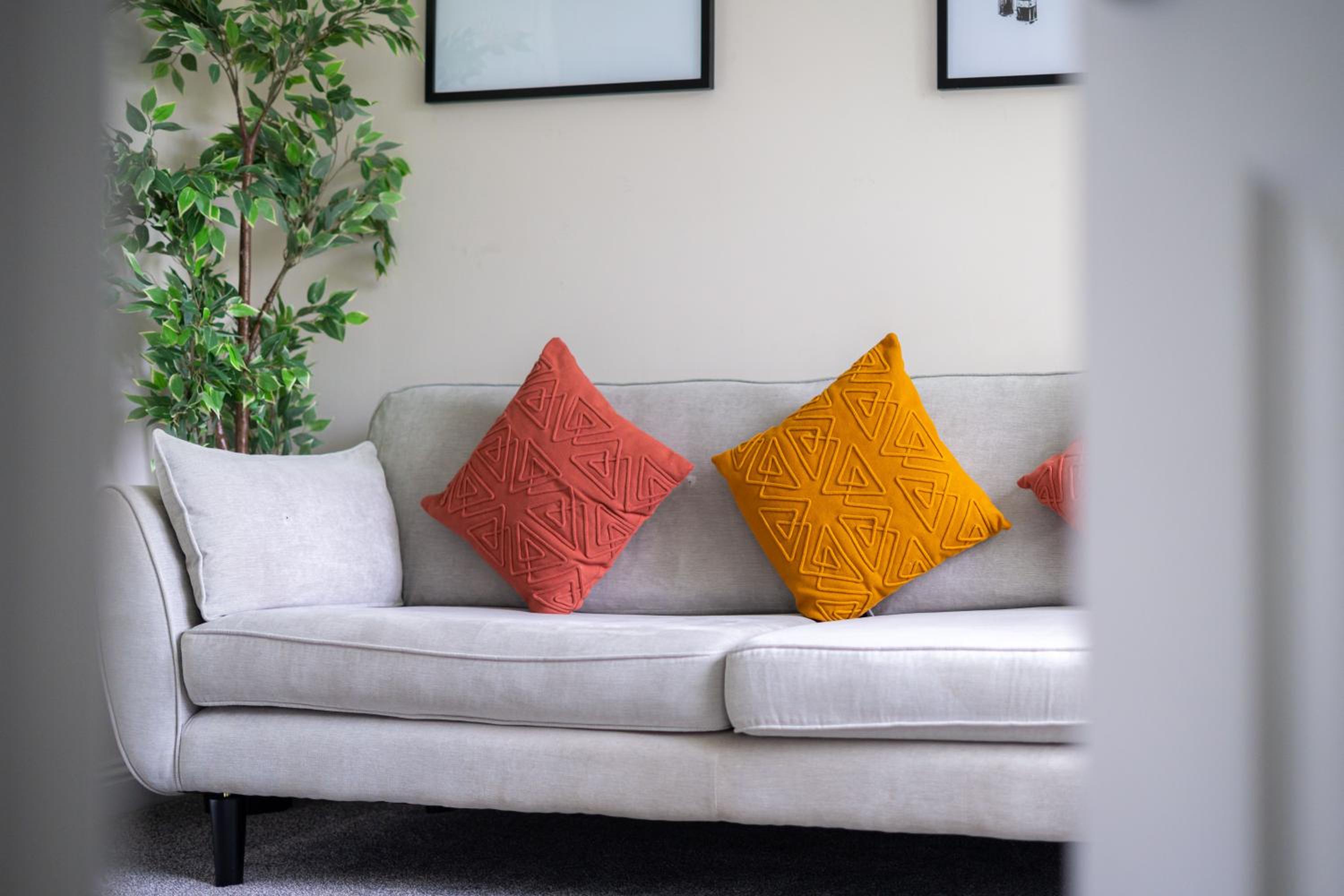 4 Bedrooms Homely House - Sleeps 6 Comfortably with 6 Double Beds,Glasgow, Free Street Parking, Business Travellers, Contractors, & Holiday-Goers, Near All view 5