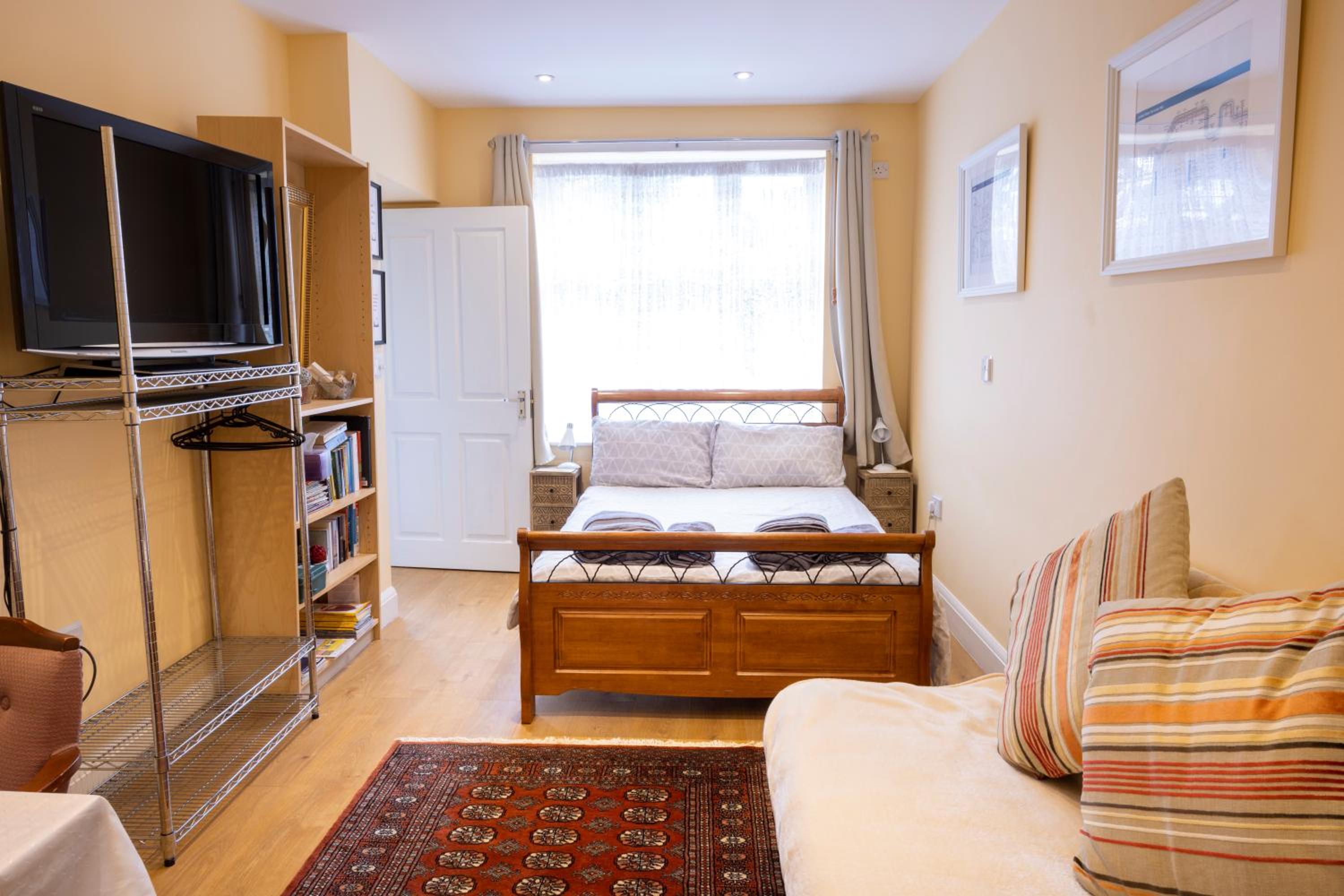London VEGETARIAN Smoke & Pet Free En-suite with EV parking view 4