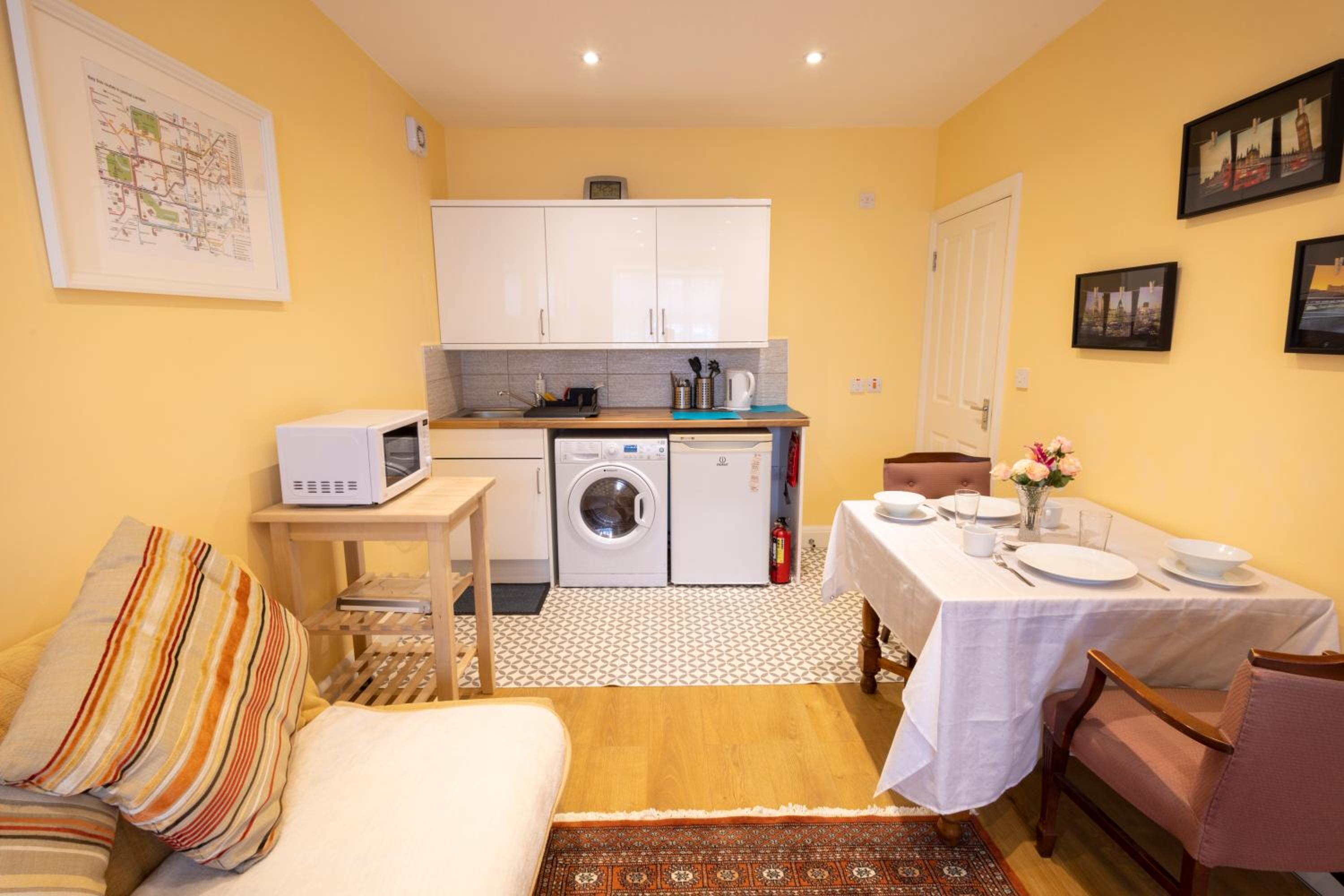 London VEGETARIAN Smoke & Pet Free En-suite with EV parking view 5