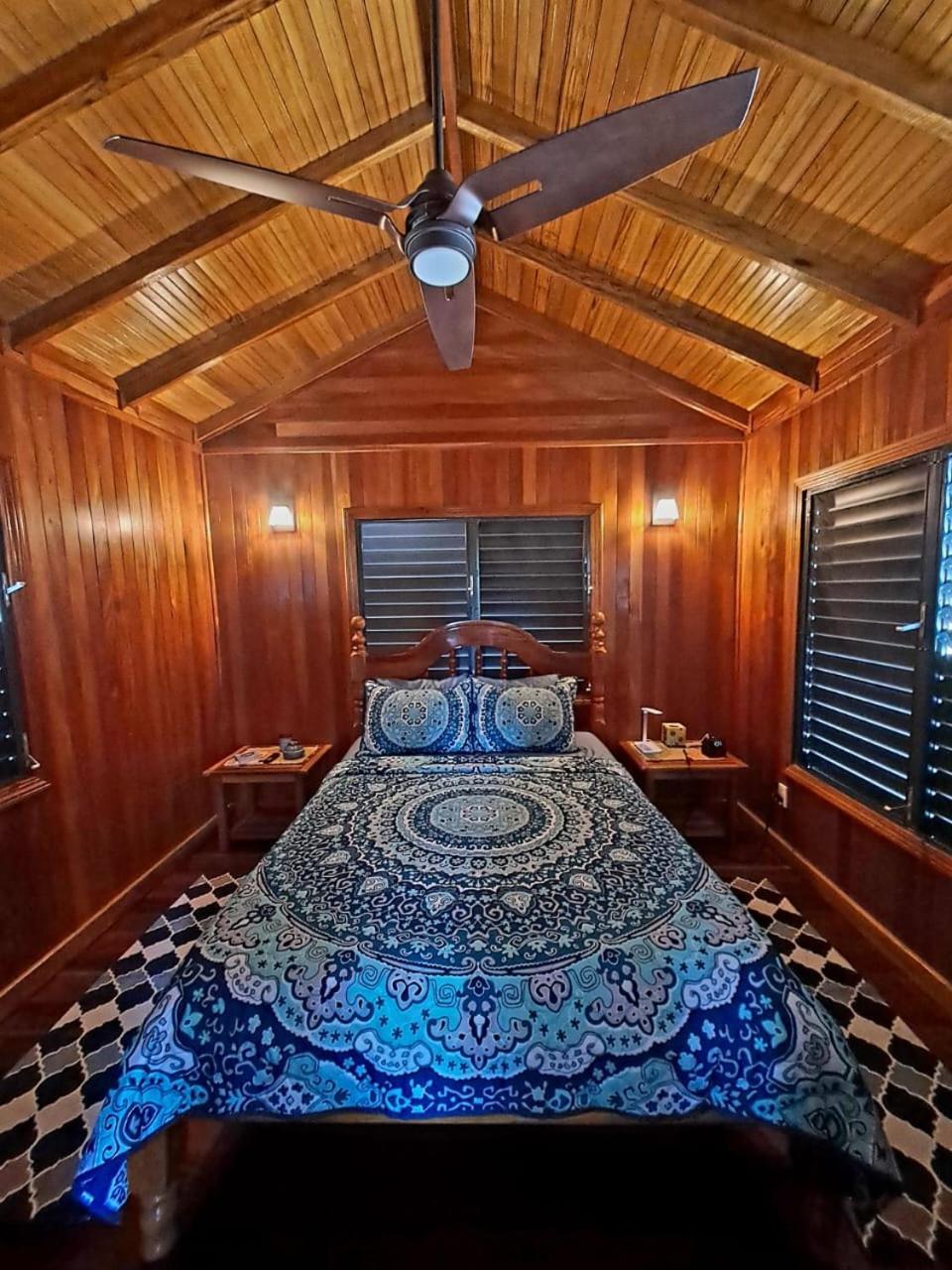 Therapy Cabins - Belize Island Experience