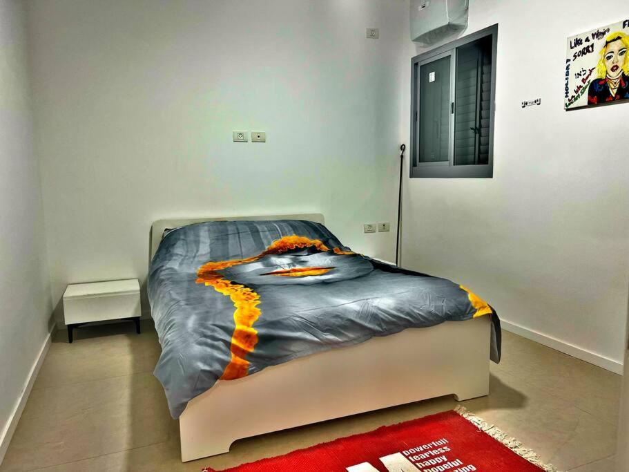 New apt with a big balcony at karmei gat