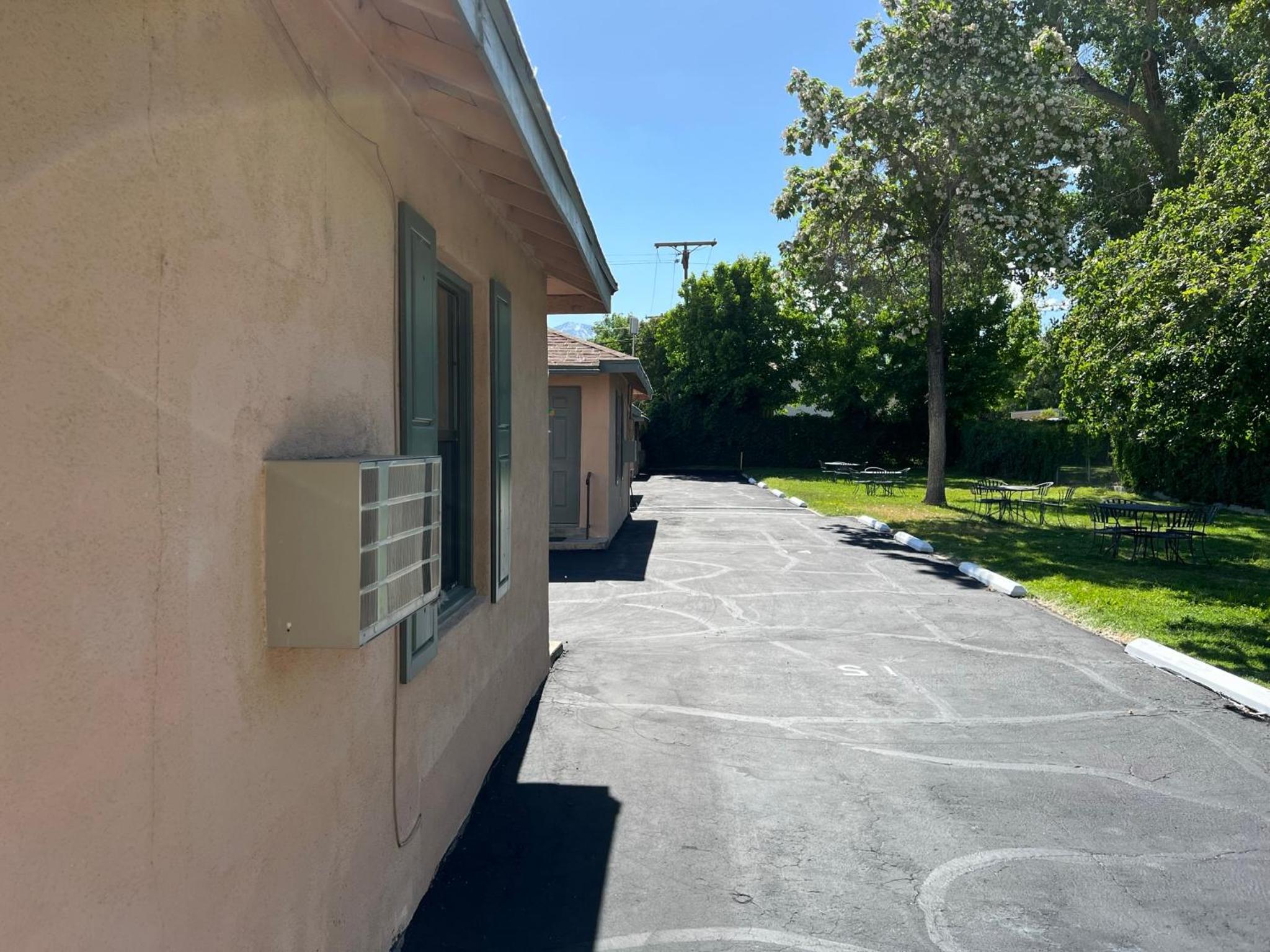 Bishop Elms Motel view 5
