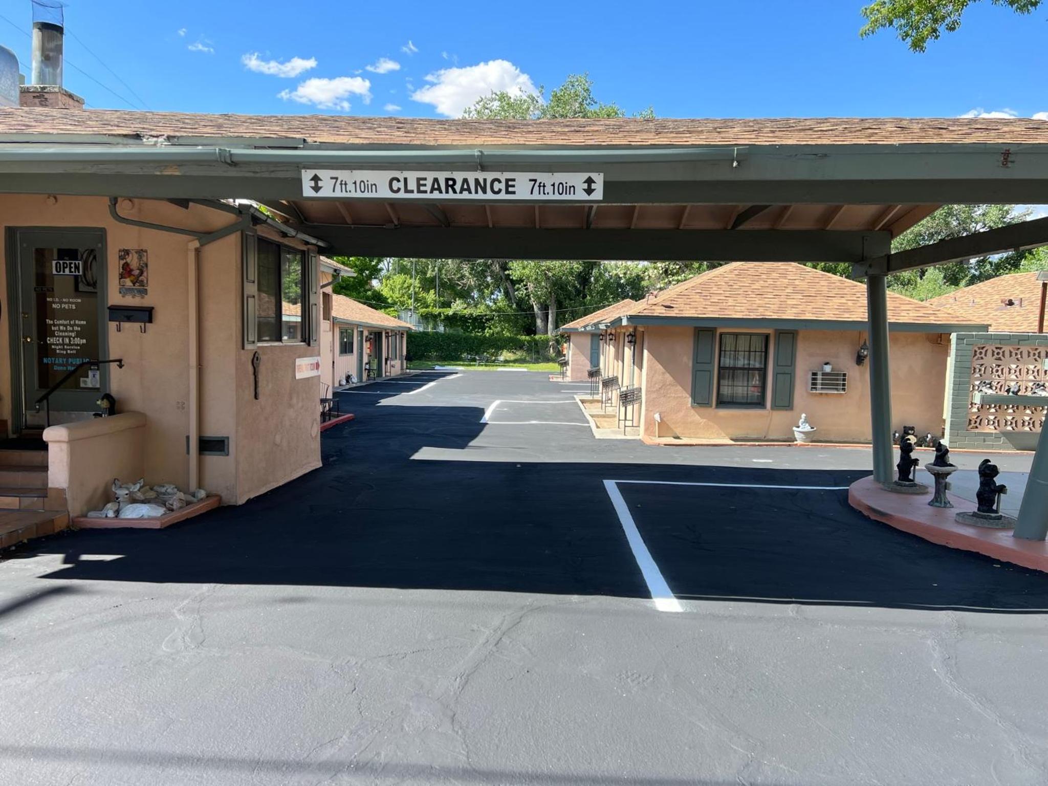 Bishop Elms Motel view 4