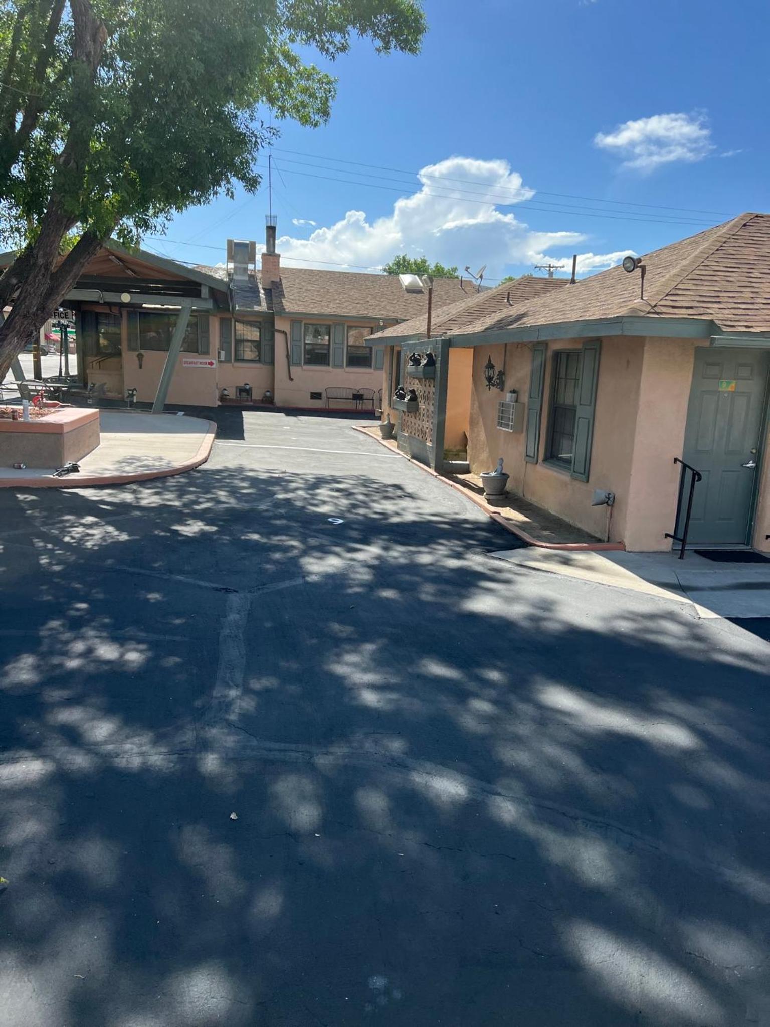 Bishop Elms Motel view 3
